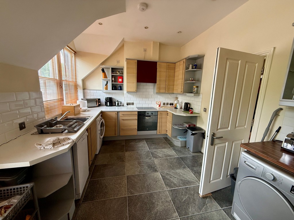 Lot: 113 - SIX FLATS FOR INVESTMENT - James House Flat 3 Kitchen
